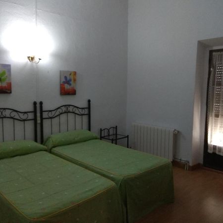 Pension Carretero Caceres Bagian luar foto