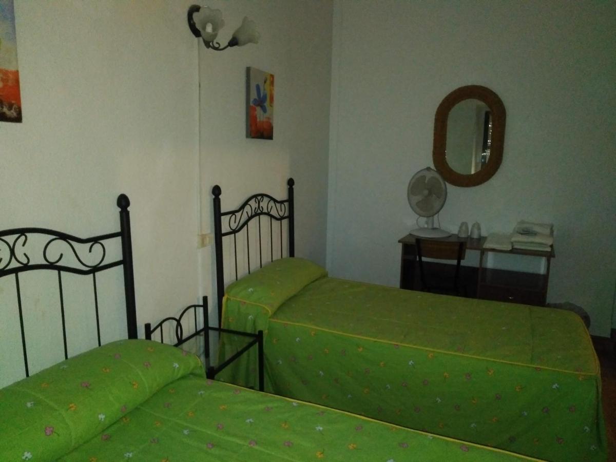 Pension Carretero Caceres Bagian luar foto