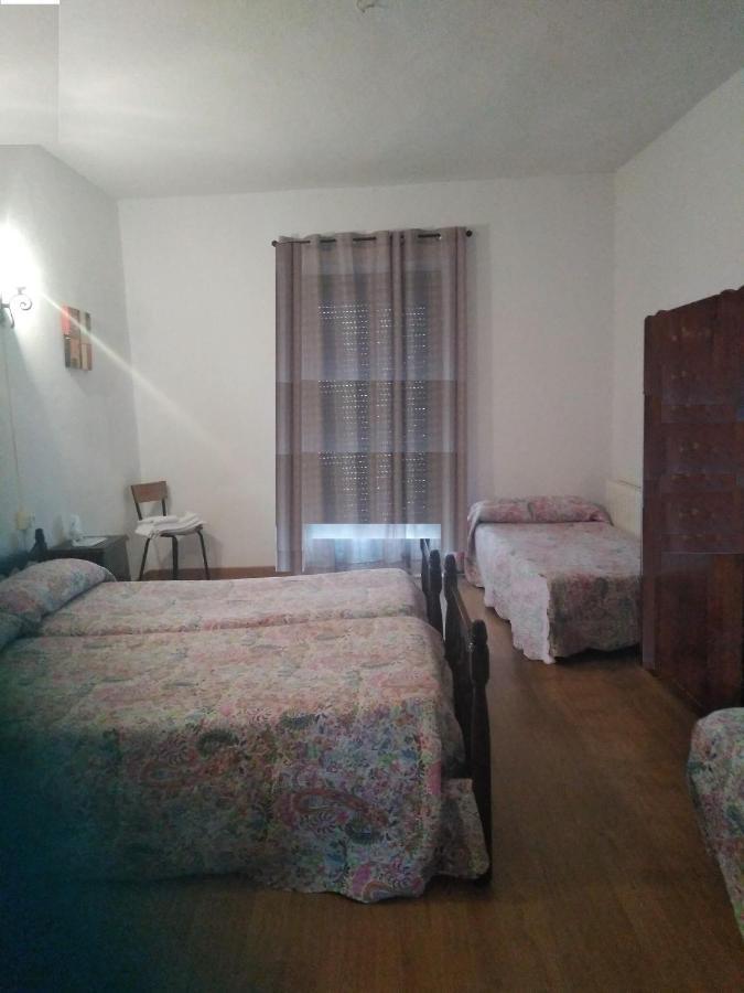 Pension Carretero Caceres Bagian luar foto