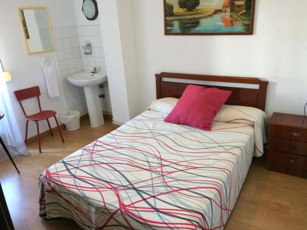 Pension Carretero Caceres Bagian luar foto