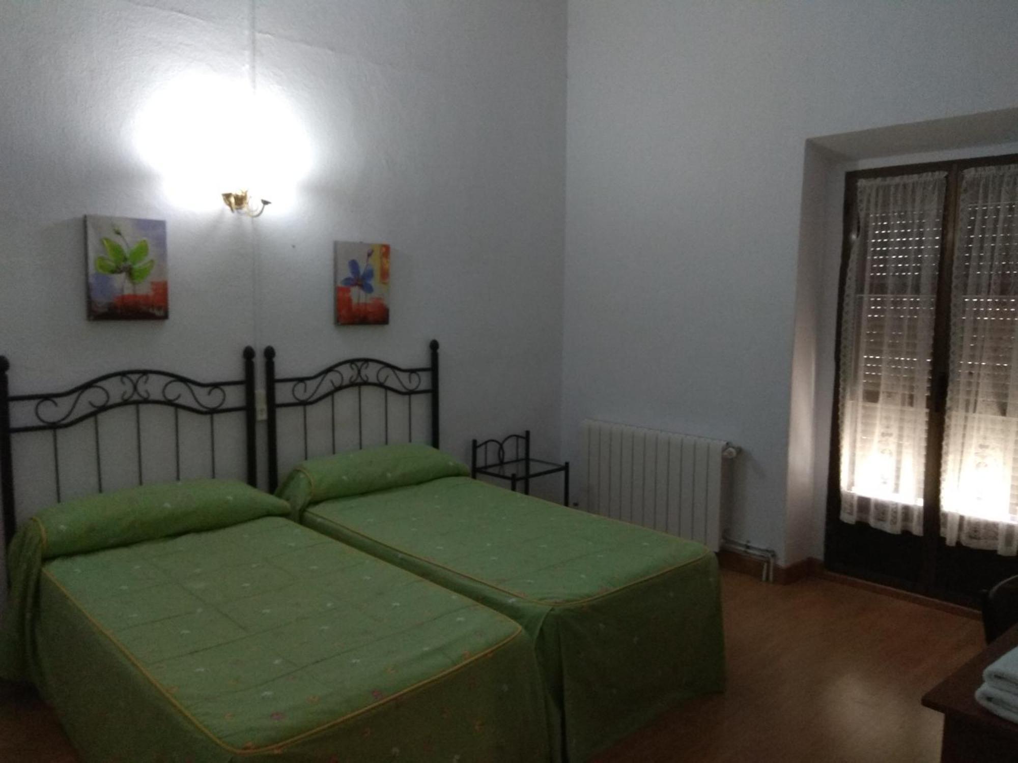 Pension Carretero Caceres Bagian luar foto