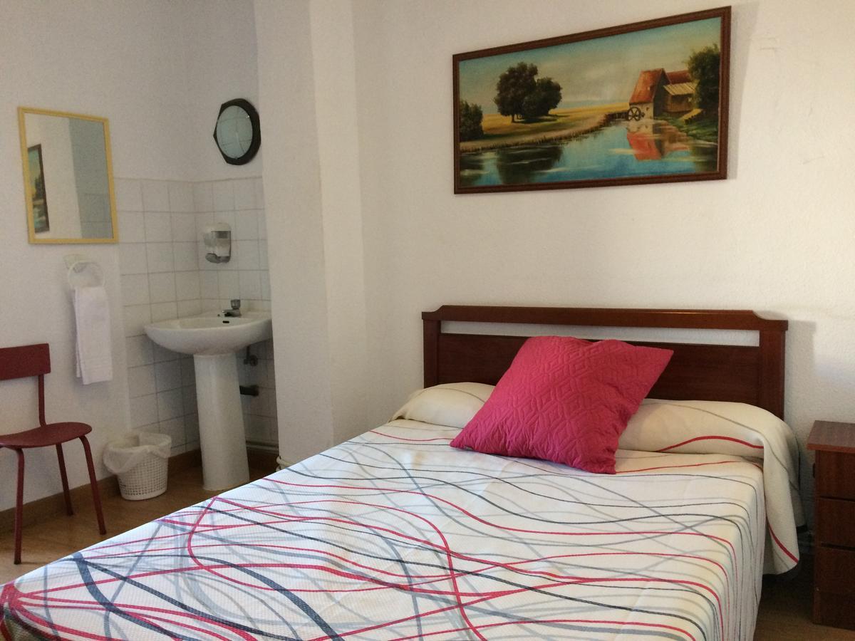 Pension Carretero Caceres Bagian luar foto